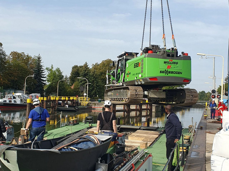 Sennebogen 633E von Gebr. Willing GmbH wird auf Ponton gehoben