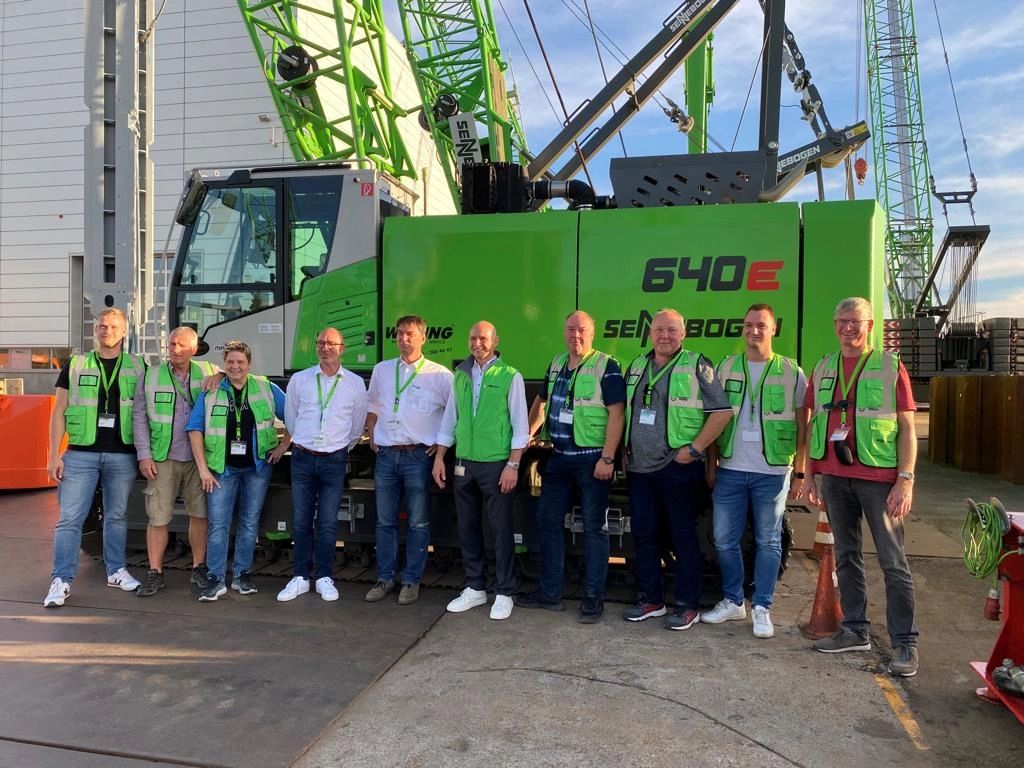 Gruppenfoto mit Gebr. Willing GmbH vor Sennebogen 640E