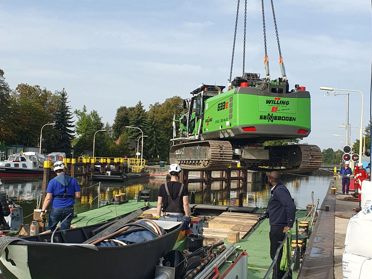 Sennebogen 633E  von Gebr. Willing GmbH wird auf Ponton gehoben